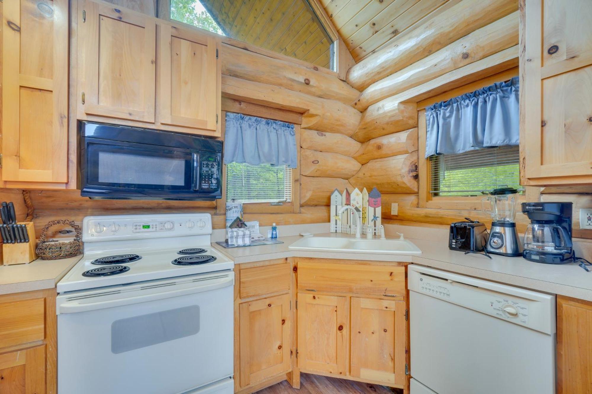 Gatlinburg Cabin With Hot Tub About 11 Miles To Downtown Exterior foto